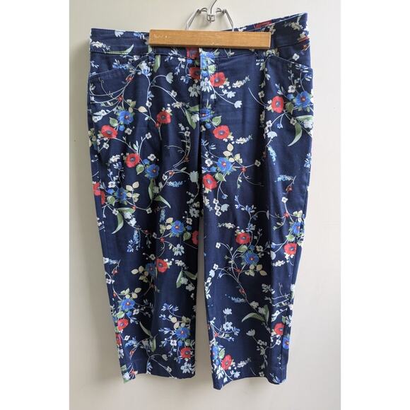 St Johns Bay Pants Womens 8 Blue Floral Lightweight Capris - Picture 2 of 10